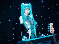 萌新推特00後露臉網紅美少女▌白莉愛吃巧克力▌Cos初音未來 香艷酥乳粉嫩白虎演唱會 精美私拍