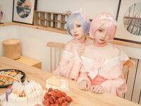 高端ACG業界女神爆機少女▌喵小吉&金魚▌雙模巨獻《從零開始的女體盛宴》超色情舔乳磨穴