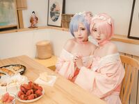 高端ACG業界女神爆機少女▌喵小吉&金魚▌雙模巨獻《從零開始的女體盛宴》超色情舔乳磨穴