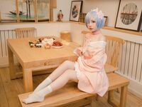 高端ACG業界女神爆機少女▌喵小吉&金魚▌雙模巨獻《從零開始的女體盛宴》超色情舔乳磨穴