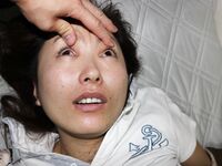 最新真實迷玩公司女同事 開口器 暴力翻 抽插各種玩弄 特寫無套抽插小穴 超清4K