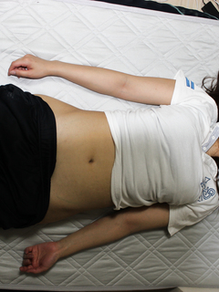 最新真實迷玩公司女同事 開口器 暴力翻 抽插各種玩弄 特寫無套抽插小穴 超清4K