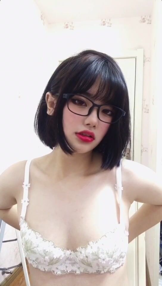 皮皮蝦網紅純欲女神【在下小羊】人前傲女，人後母狗，被金主包養定製私拍各種裸舞紫薇視頻207V (128)