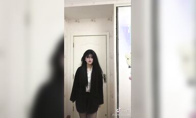 皮皮蝦網紅純欲女神【在下小羊】人前傲女，人後母狗，被金主包養定製私拍各種裸舞紫薇視頻207V (204)