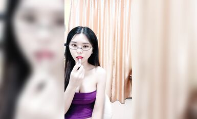 氣質眼鏡御姐！小女警包臀裙！脫衣熱舞，黑絲襪頂級美腿，搔首弄姿太騷了，看的觀眾流鼻血