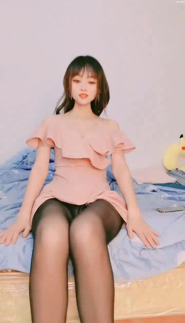 會所嫩模!【幻彩花生米】用逼抽中華還會吐煙圈真是牛逼,先吃硬一點雞巴，爽爽無套進入爆操BB穴！