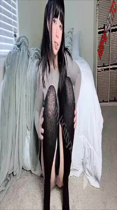 推特二次元小仙女紅人亞裔正妹迷人的貓老師收費私拍年齡不大玩得超級大膽各種道具雙洞齊開 (17)