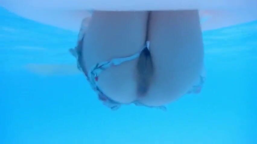 戶外露出界鼻祖！曾火遍全網的美臀反差人妻【人間精靈】景區人前放肆露出+野戰車震無水全套 (1)