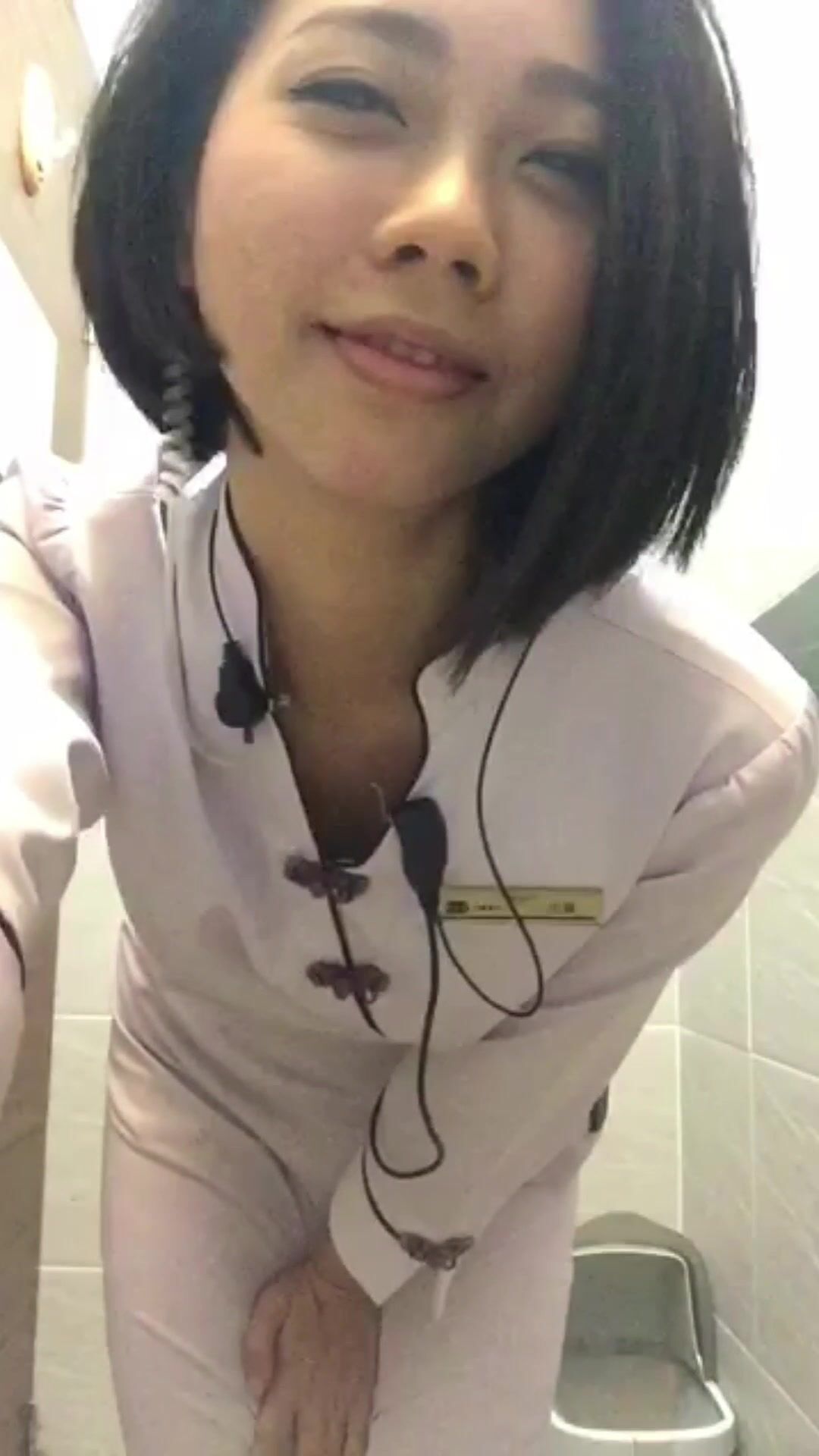 叼著避孕套的露臉小母狗！超騷大堂經理【小瑜】穿著工作服戴著肛塞衛生間拉出來舔一舔絕絕子 (5)