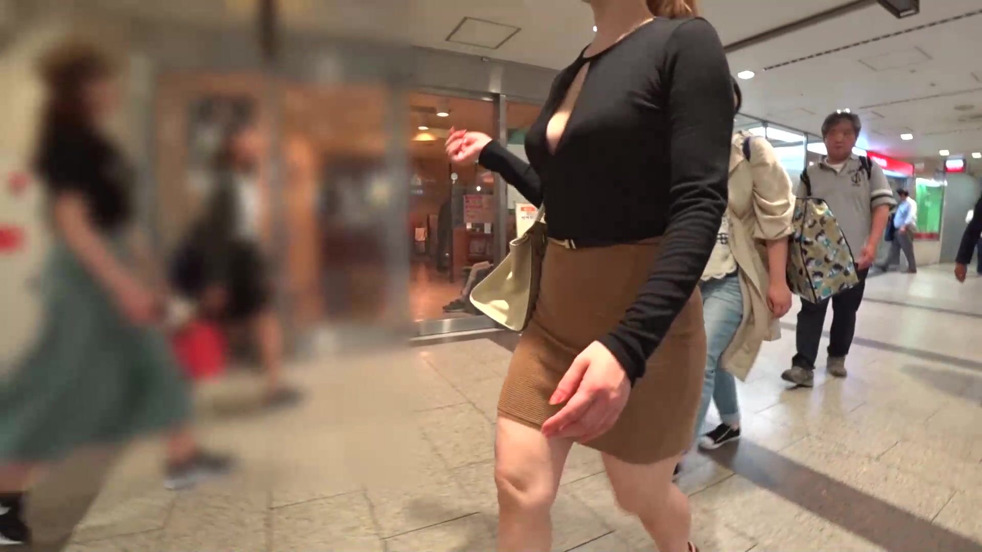 【フルHD 超高畫質】ポニーテールお姉さんの肉感ムチムチBODY！！ハミ尻・ハミ披露で周囲騒然(笑)