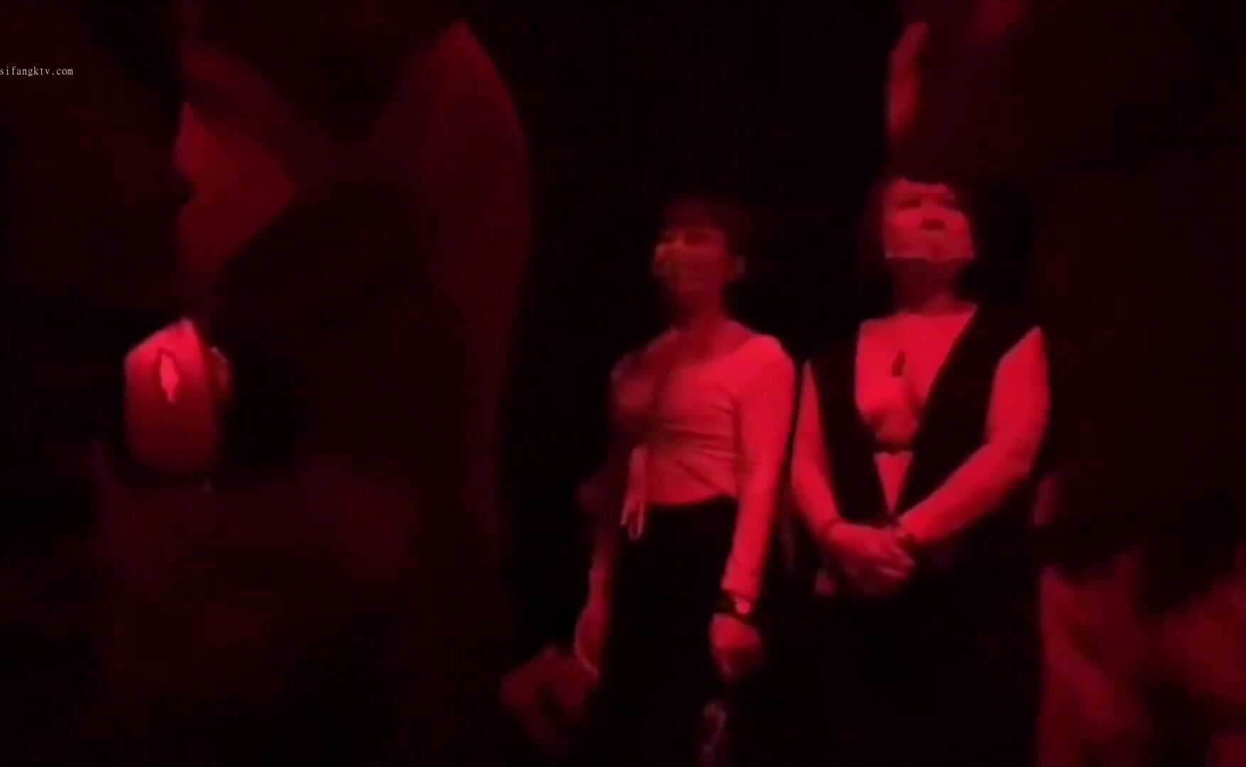 候場砂女真空上陣露半邊，可惜還是沒人點她，這行業都這么卷了嗎？中國砂舞舞廳偷攝