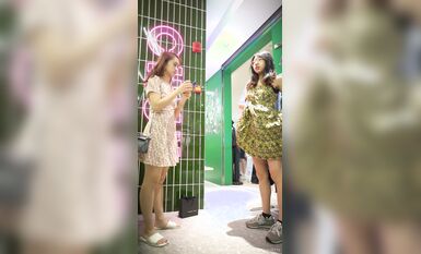 YC192服裝店小姐姐當眾換裙子走光！一箭雙雕！