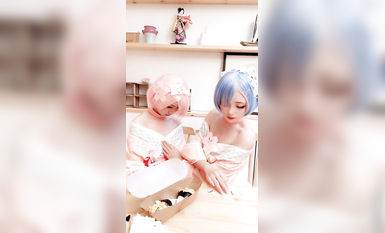 高端ACG業界女神爆機少女▌喵小吉&金魚▌雙模巨獻《從零開始的女體盛宴》超色情舔乳磨穴