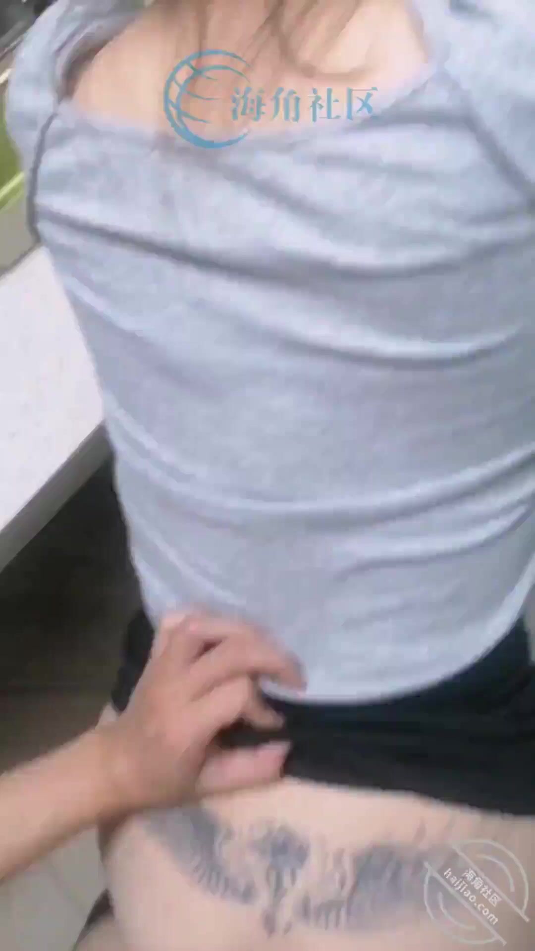 海角社區亂倫大神小鋼炮國慶新作 國慶從老家回來把正在看電視的騷逼大嫂從廚房操到客廳