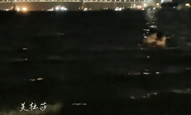 高顏長腿騷貨『美杜莎』最新淫亂群交私拍 網咖包廂群P淫亂 職業裝被上司強上 高清 (5)