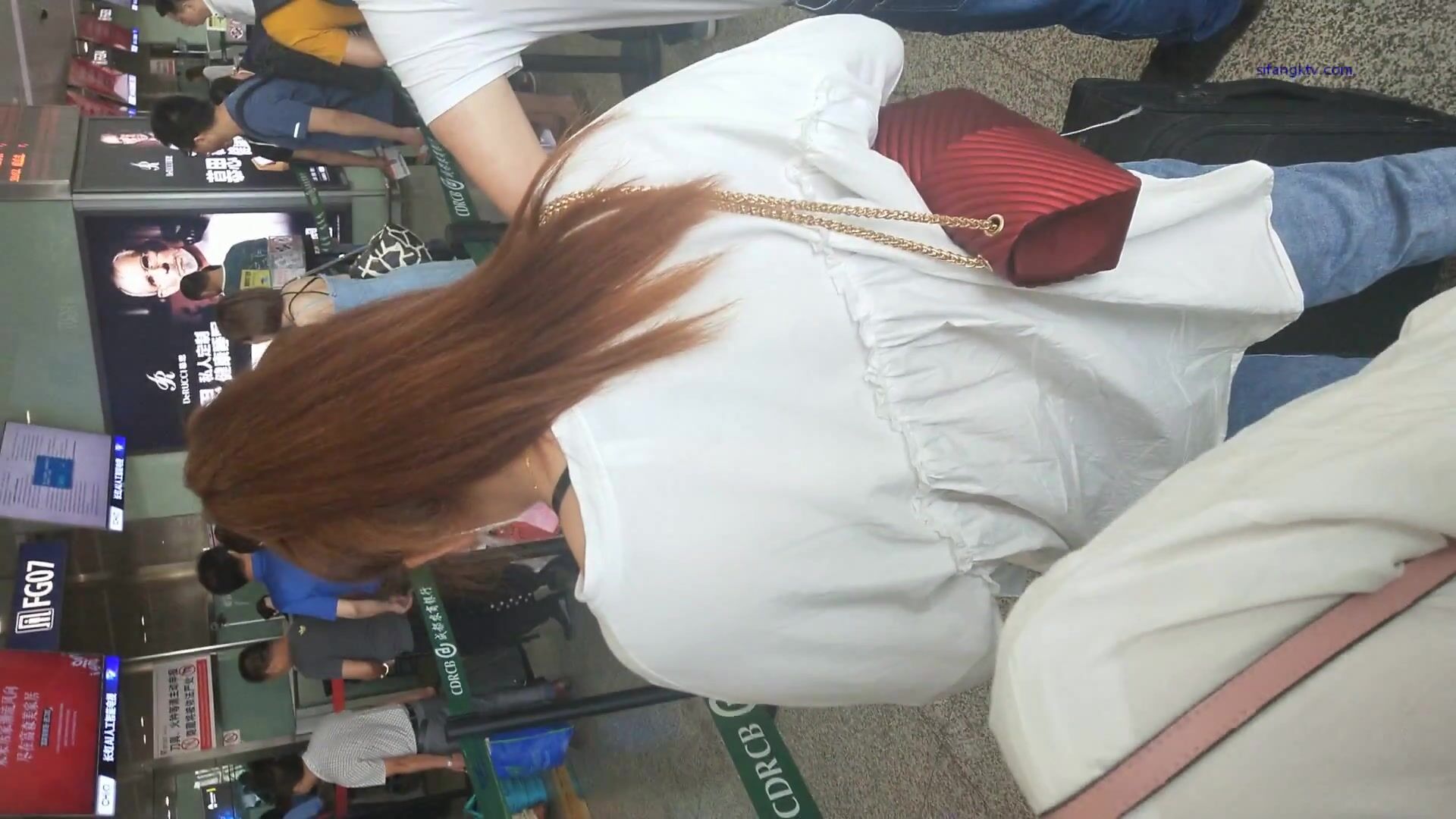 超高質量機場地鐵抄底 高挑美女陰毛旺盛露出兩根 三角內內夾在逼縫隙里 高清1080P版 (12)