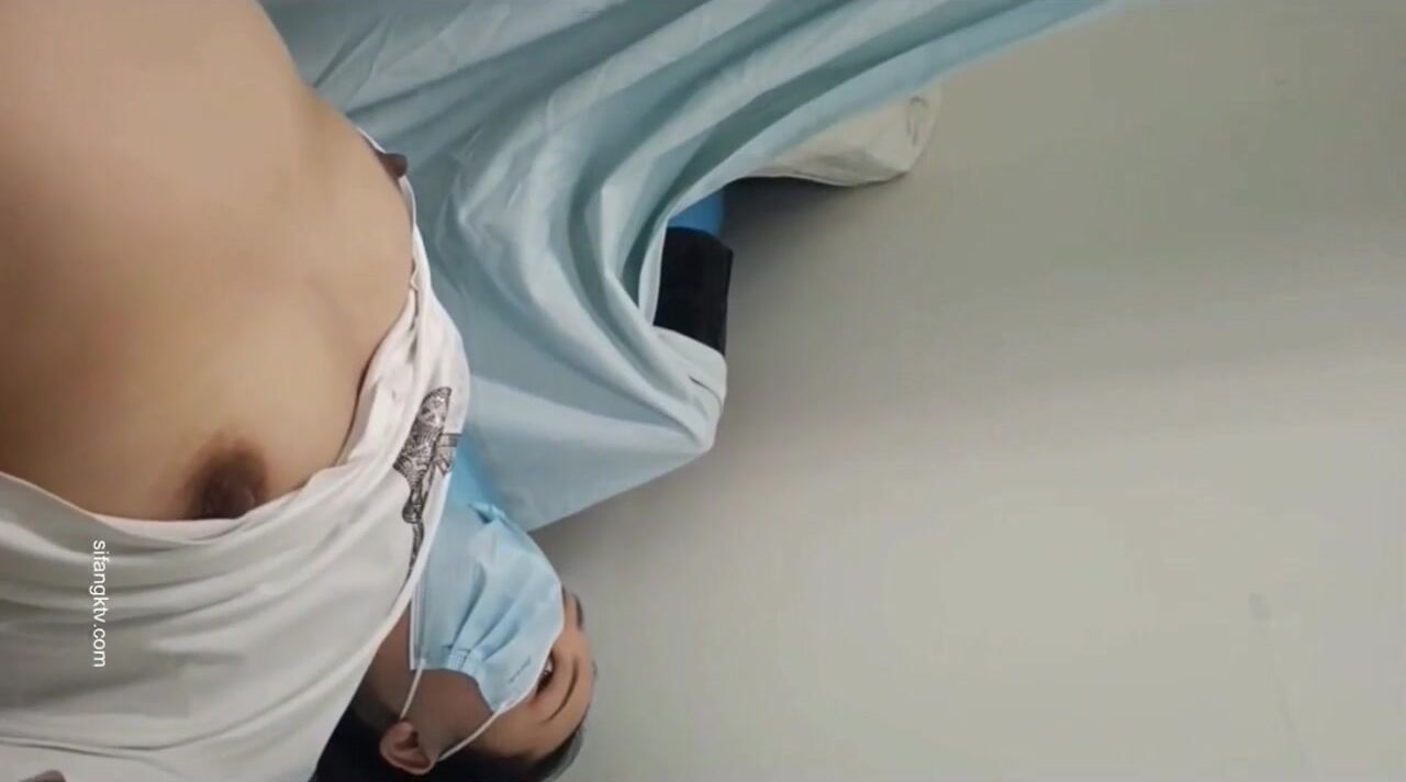 國內某體檢中心心電圖檢查偷拍 各種美乳大學生少婦美乳映入眼簾，處女的奶子圓潤堅挺好好看 (12)