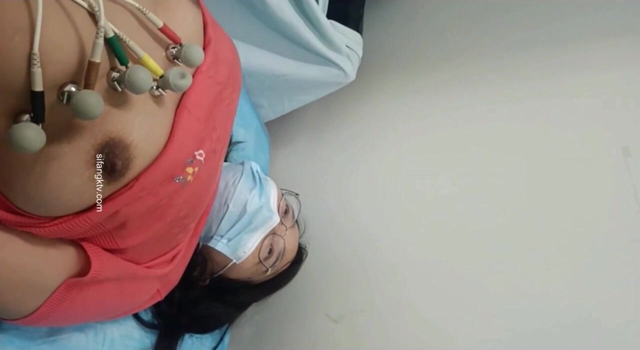 國內某體檢中心心電圖檢查偷拍 各種美乳大學生少婦美乳映入眼簾，處女的奶子圓潤堅挺好好看 (8)