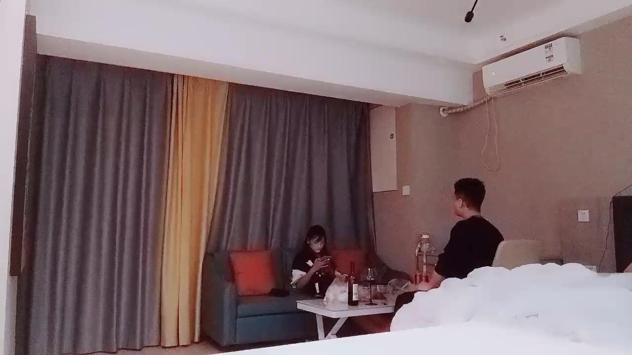 【反差同學探花】，神似鄭爽的學生妹，清純漂亮，小伙提前准備大黑牛，粉紅逼逼 (2)