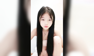 清純呆萌18小蘿莉！嬌小身材白虎干凈嫩穴！騎臉舔穴，太緊大屌慢慢插入，騎乘位抽插低低呻吟