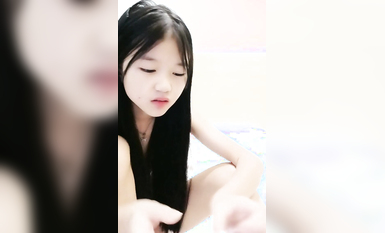 清純呆萌18小蘿莉！嬌小身材白虎干凈嫩穴！騎臉舔穴，太緊大屌慢慢插入，騎乘位抽插低低呻吟