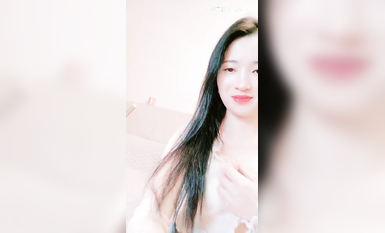 氣質高顏值性感美女！外表文靜騷的很！撥開內褲摸穴，水超多噴泉一樣，假屌騎乘位地上全是水