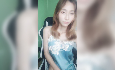 玉女掌門人露臉顏值不錯，睡衣黑絲誘惑，跟狼友互動撩騷，慢慢脫光逼逼里塞著跳蛋抽插特寫展示，精彩不斷