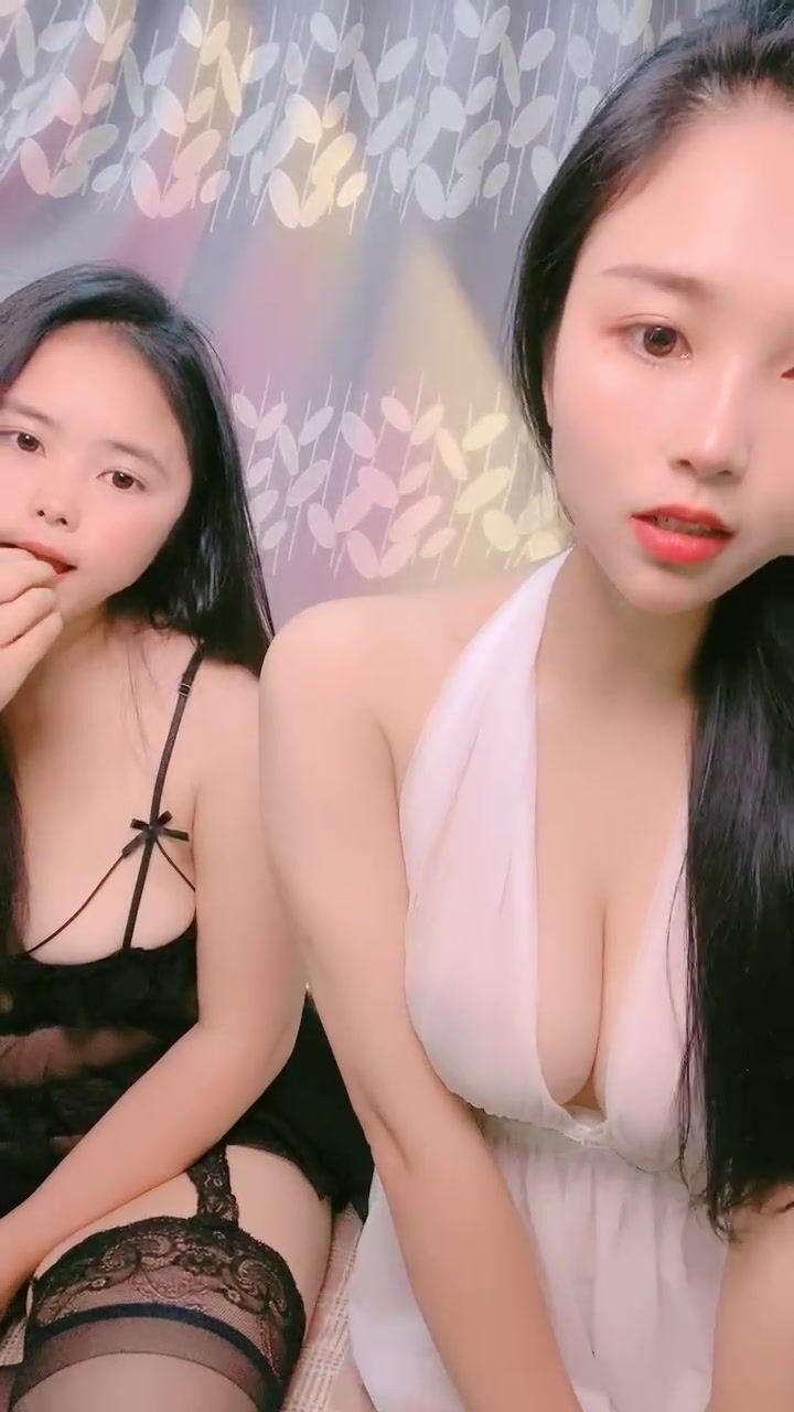 酒窝甜美小姐姐！和闺蜜一起诱惑！性感白裙睡衣，掏出大奶揉捏，多毛骚穴假屌后入猛捅