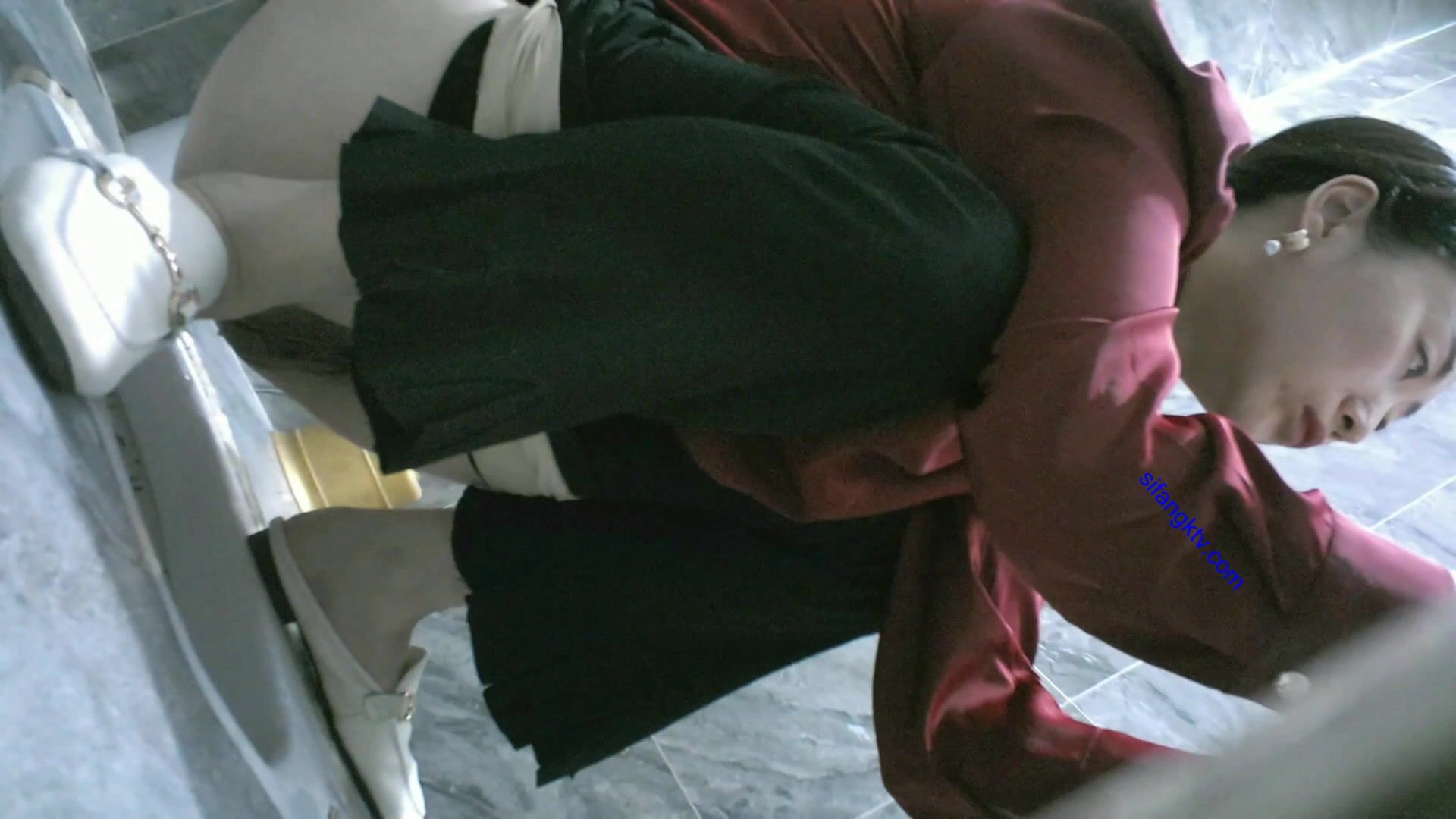 八月最新私房大神 隔牆有眼 原創廁拍 饅頭肥穴勾魂黑絲透明內褲 (12)