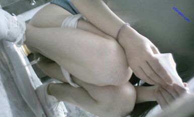 八月最新私房大神 隔牆有眼 原創廁拍 饅頭肥穴勾魂黑絲透明內褲 (2)