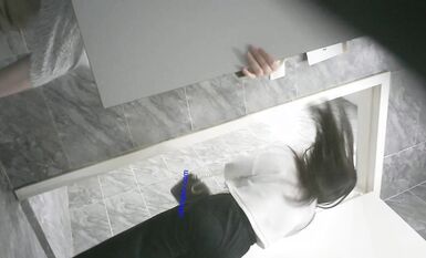 八月最新私房大神 隔牆有眼 原創廁拍 饅頭肥穴勾魂黑絲透明內褲 (5)