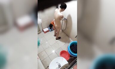 大眾澡堂民宅公寓出租房衛生間浴室各種極限操作現場實拍多位妹子洗香香基本都是亮點 (31)