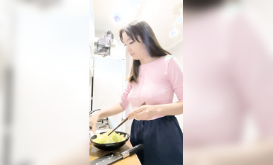 飢渴的騷妹妹黑絲情趣露臉被小哥們各種玩弄，口交大雞巴深喉草嘴，躺著側入揉著騷奶子爆草 (5)