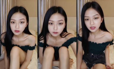 大二學舞蹈貧乳顏值美女誘惑啪啪，性感牛仔短褲對著鏡頭擺弄，足交特寫插嘴穿上黑絲，第一視角進進出出猛操