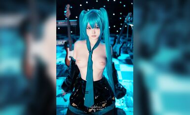 萌新推特00後露臉網紅美少女▌白莉愛吃巧克力▌Cos初音未來 香艷酥乳粉嫩白虎演唱會 精美私拍102P1V