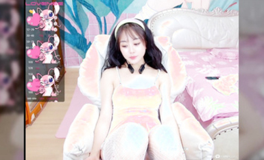 Stripchat一个很好看的小姐姐【Yunxi_】非常甜美的脸蛋~笑起来真的太喜欢了 而且还有大大的奶子骚气的蝴蝶逼 (8)