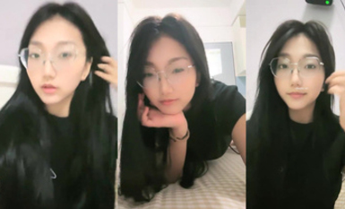 推薦！正宗G奶大學生【班長大人】宿舍酒店樓梯道廁所自慰，極品反差眼鏡婊，玩得真是瘋狂 (3)