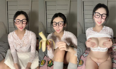 2024年1月新作 學生妹宿舍的香艷一刻【愛吃小布丁】大屁股又白又嫩，逼逼肥美，道具插穴叫出聲了 (5)