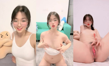 「哥哥你能幫幫我嗎？我現在好想要啊」鄰家小妹【小糖丸】調戲金主爸爸，外表甜美反差的很