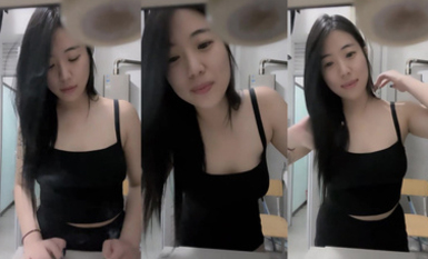 2024年6月，學生妹挺叛逆，【你的白月光】，在宿舍就把慾望寫臉上了，極品美穴，身材一流很挑逗！(2)