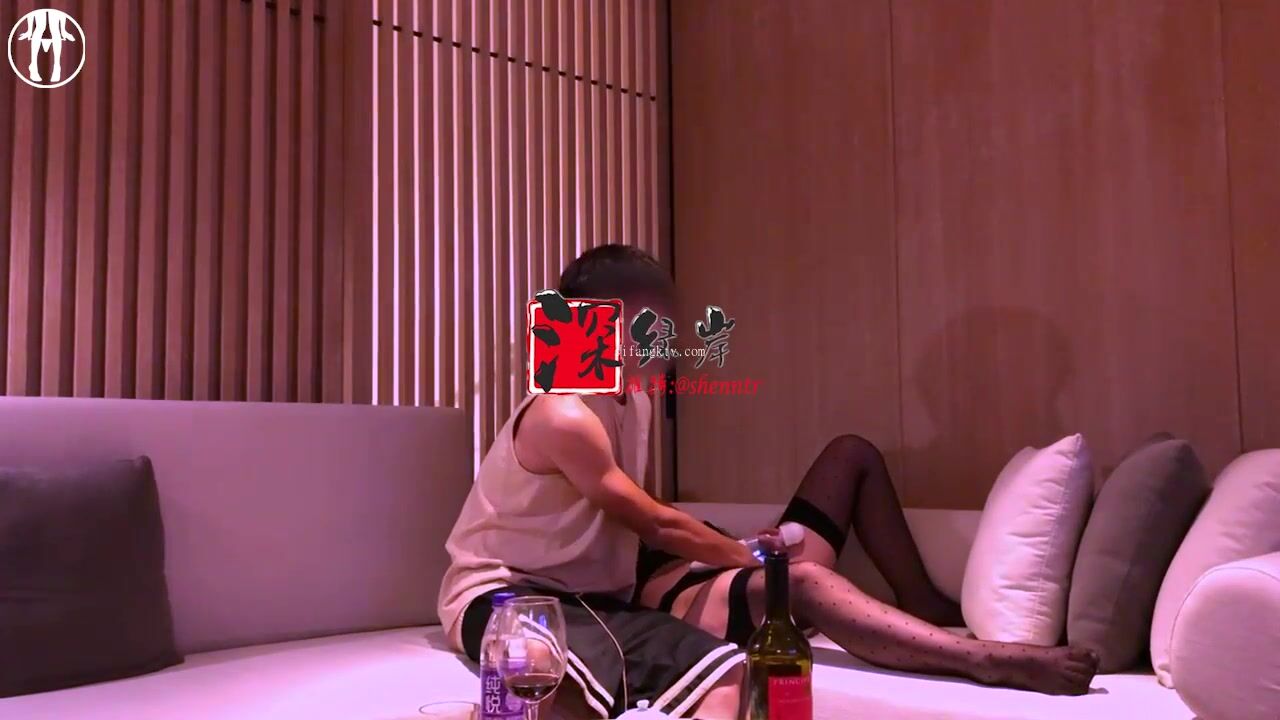 超淫母狗人妻『深綠岸』全新淫亂雙飛-騷妻和綠帽老公調教3P黑絲閨蜜  (1)