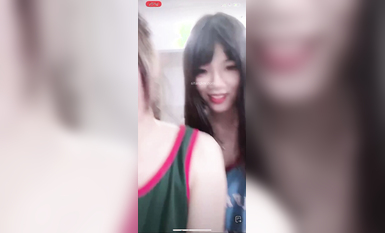 最新《瘋狂抖音》外篇之《抖音擦邊》眾女神直播中各種閃現走光刷邊 露毛露屁 凸點誘惑 (95)