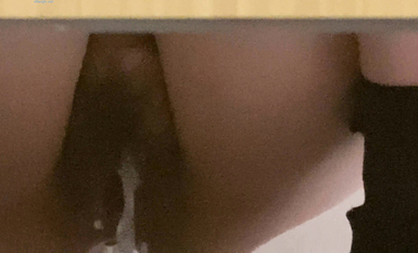 作死廁拍大神 商場美食層蹲守公共女衛連續偸拍多位小姐姐方便 (5)