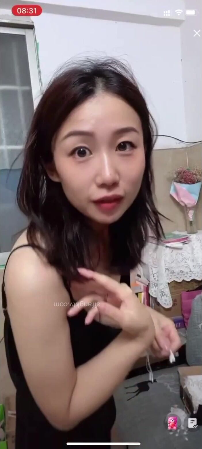 最新《瘋狂抖音》外篇之《抖音擦邊》眾女神直播中各種閃現走光刷邊 露毛露屁 凸點誘惑 (70)