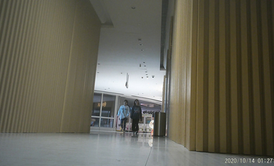 作死廁拍大神 商場美食層蹲守公共女衛連續偸拍多位小姐姐方便 (1)