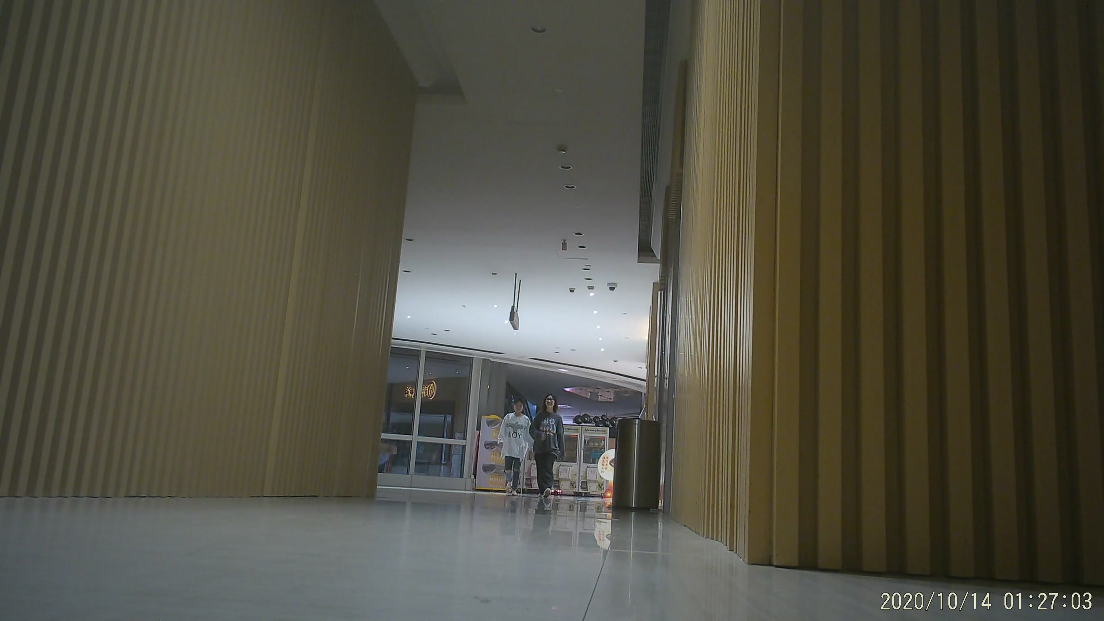 作死廁拍大神 商場美食層蹲守公共女衛連續偸拍多位小姐姐方便 (1)