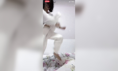 最新《瘋狂抖音》外篇之《抖音擦邊》眾女神直播中各種閃現走光刷邊 露毛露屁 凸點誘惑 (2)