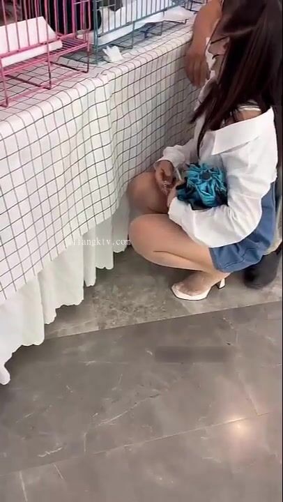 色膽包天頂臀系列-頂寵物展雙馬尾情侶（拍裙底）