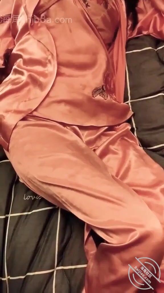 海角社區新人和無毛白虎年輕女老闆的故事 沒想到女老闆竟然是個極度反差的極品騷逼