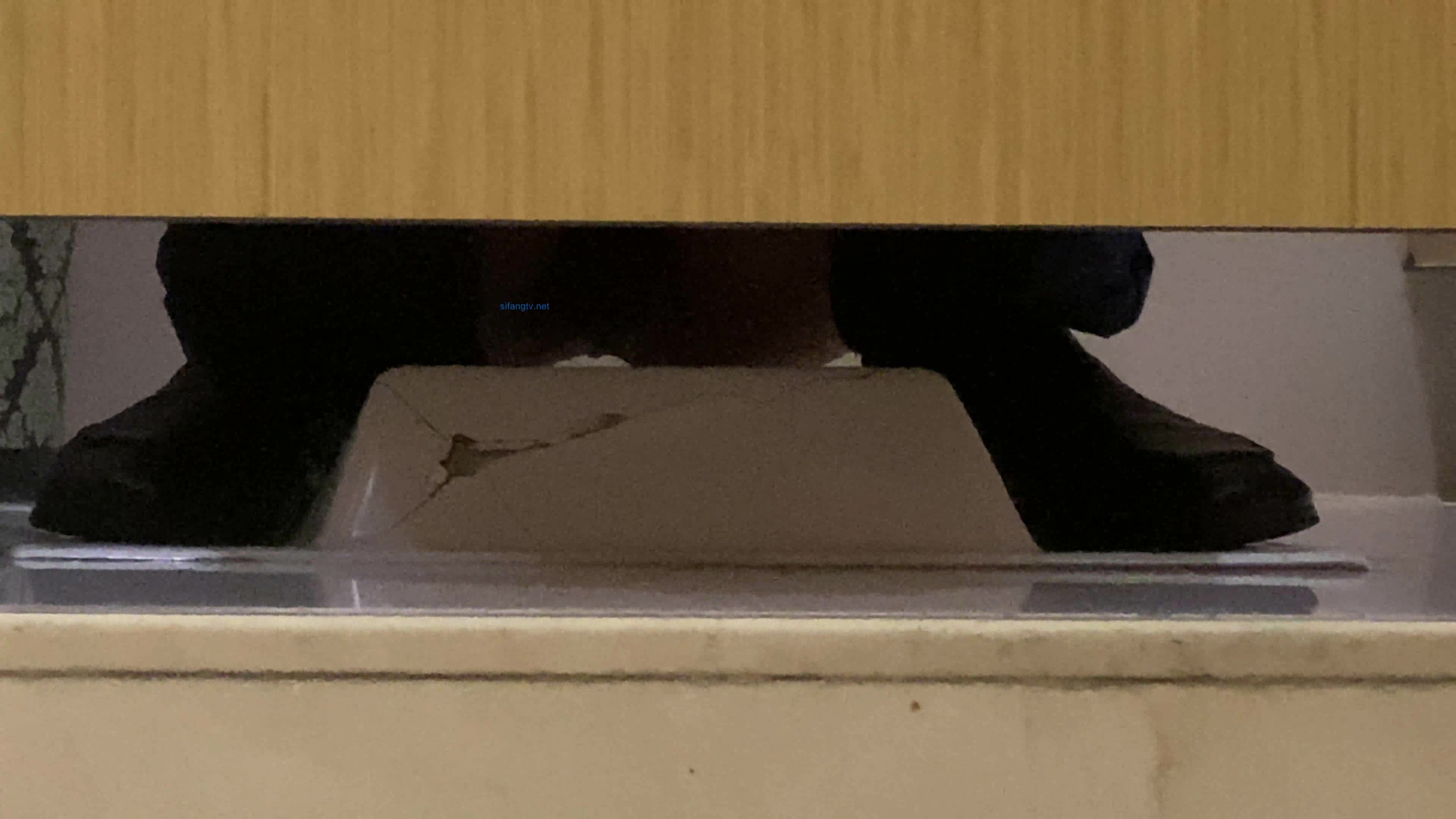 作死廁拍大神 商場美食層蹲守公共女衛連續偸拍多位小姐姐方便 (3)